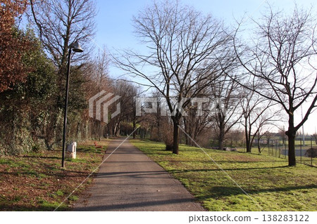 Sunny walking path in a public park in Castenedolo, Brescia, Italy 138283122