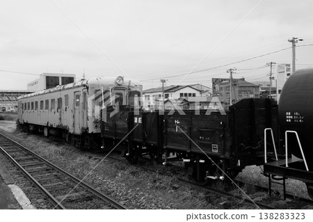 津輕鐵道列車停放在津輕五所川原站。 津輕鐵道列車停放在津輕五所川原站。 138283323