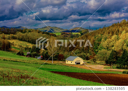 秋葉漸黃，山巒景色愈加美麗。 138283505