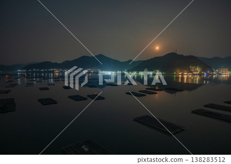 日本岡山縣備前市片上灣美麗的月夜。 138283512