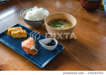 日式早餐，留白充足；這樣的構圖便於插入文字。 138283702