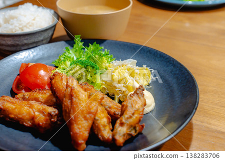 Colorful fried chicken and salad plate (set meal style) Colorful fried chicken and salad plate (set meal style) 138283706