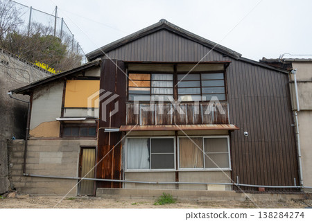 日本岡山縣倉敷市兒島的一座古老而美麗的建築 138284274