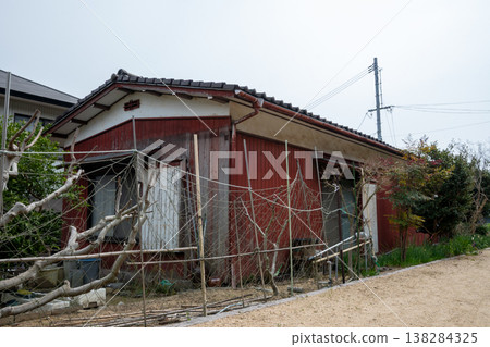 An old and very beautiful building in Kojima, Kurashiki City, Okayama Prefecture, Japan 138284325