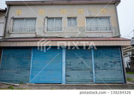 An old and very beautiful building in Kojima, Kurashiki City, Okayama Prefecture, Japan 138284326