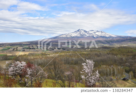 沙裡山腳下的泉水 沙裡山腳下的泉水 138284347