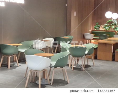 簡約的咖啡桌座椅，柔和的色彩營造出輕鬆舒適的空間。 138284367