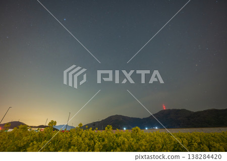 日本岡山縣笠岡市,繁星點點的夜空漂浮在油菜花田之上。 日本岡山縣笠岡市,繁星點點的夜空漂浮在油菜花田之上。 138284420