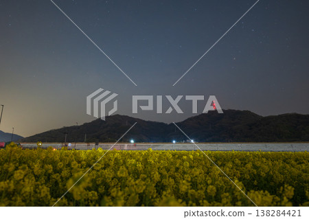 日本岡山縣笠岡市，繁星點點的夜空漂浮在油菜花田之上。 138284421