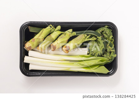 [Yamagata Prefecture] Green fiddlehead ferns, angelica tree sprouts, and hosta shoots 138284425