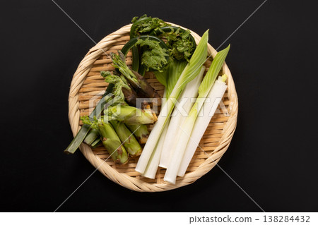 [Yamagata Prefecture] Green fiddlehead ferns, angelica tree sprouts, and hosta shoots 138284432