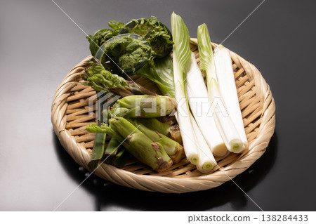 [Yamagata Prefecture] Green fiddlehead ferns, angelica tree sprouts, and hosta shoots 138284433
