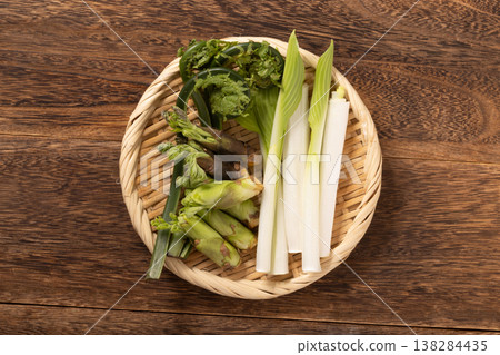 [Yamagata Prefecture] Green fiddlehead ferns, angelica tree sprouts, and hosta shoots 138284435