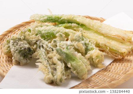 [Yamagata Prefecture] Tempura of wild vegetables: Green fiddlehead ferns, angelica tree sprouts, and wild garlic. 138284440