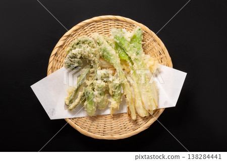 [Yamagata Prefecture] Tempura of wild vegetables: Green fiddlehead ferns, angelica tree sprouts, and wild garlic. 138284441