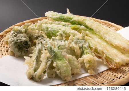 [Yamagata Prefecture] Tempura of wild vegetables: Green fiddlehead ferns, angelica tree sprouts, and wild garlic. 138284443