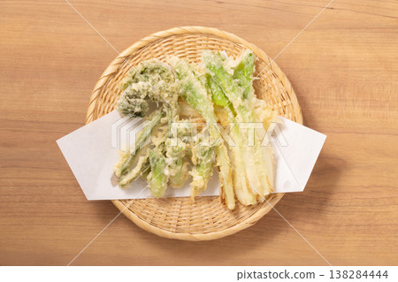 [Yamagata Prefecture] Tempura of wild vegetables: Green fiddlehead ferns, angelica tree sprouts, and wild garlic. 138284444
