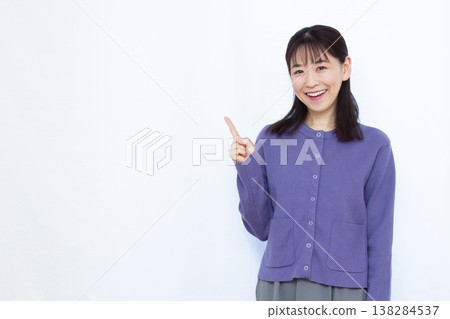 woman pointing 138284537