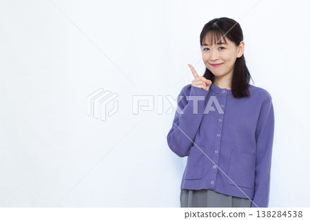 woman pointing 138284538