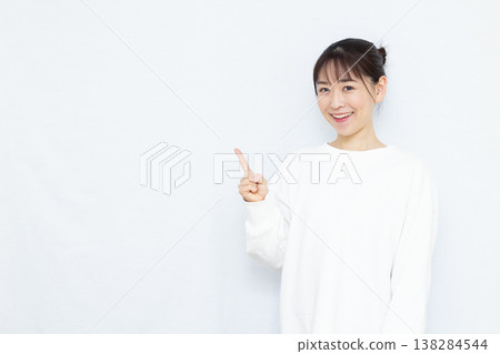 女人指著 138284544