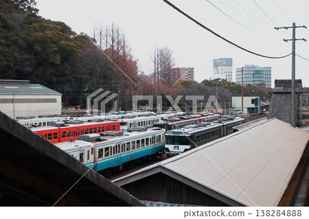 日本國鐵時代的列車在JR四國德島站(德島車輛段)一字排開,這裡仍保留著濃厚的日本國鐵時代氣息。 日本國鐵時代的列車在JR四國德島站(德島車輛段)一字排開,這裡仍保留著濃厚的日本國鐵時代氣息。 138284888