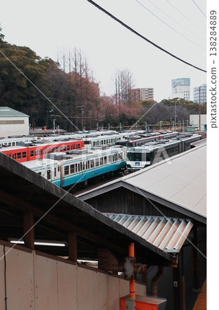 日本國鐵時代的列車在JR四國德島站(德島車輛段)一字排開,這裡仍保留著濃厚的日本國鐵時代氣息。 日本國鐵時代的列車在JR四國德島站(德島車輛段)一字排開,這裡仍保留著濃厚的日本國鐵時代氣息。 138284889