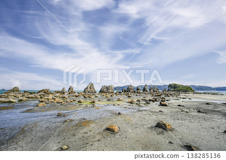 Hashigui-iwa (Kii Peninsula) Hashigui-iwa (Kii Peninsula) 138285136