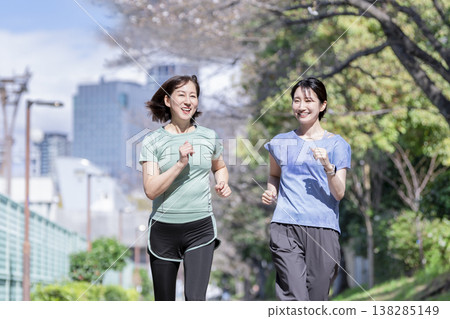 兩名女子跑步 138285149