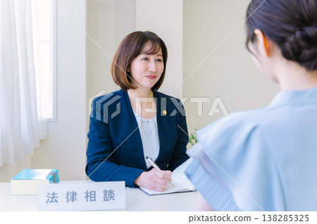 A female lawyer listens to her client's story during a legal consultation. 138285325