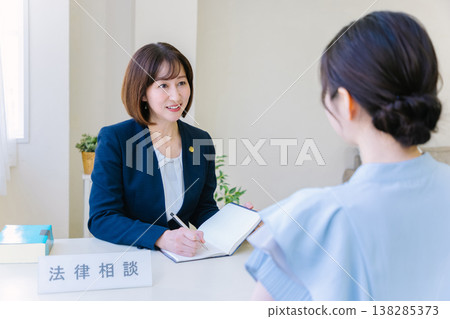 一位女律師在法律諮詢中傾聽客戶的陳述。 138285373