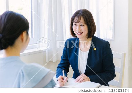 一位女律師在法律諮詢中傾聽客戶的陳述。 138285374