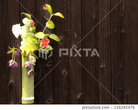 The old townscape of the Bikan Historical Quarter in Takahashi City, Okayama Prefecture, and flowers in a bamboo vase. 138285476