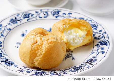 Delicious puff cream 138285951