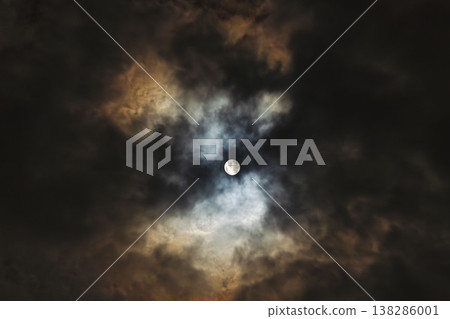 冬夜的夜空中，一輪朦朧的月亮閃耀著光芒 09 138286001