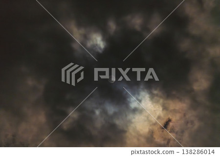 冬夜的夜空中,一輪朦朧的月亮高懸。 冬夜的夜空中,一輪朦朧的月亮高懸。 138286014