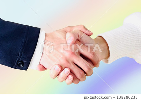 一張以彩虹為背景的握手圖。 一張以彩虹為背景的握手圖。 138286233