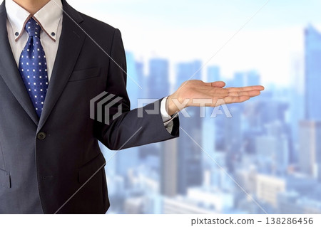 這位商人負責帶領參觀和講解，並介紹了城市背景。 138286456