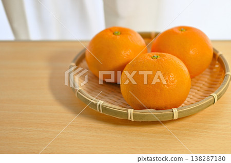 現在正是酸甜夏橙的當季。 現在正是酸甜夏橙的當季。 138287180