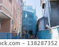 A wooden detached house under construction on a flag-shaped lot with a narrow entrance. 138287352