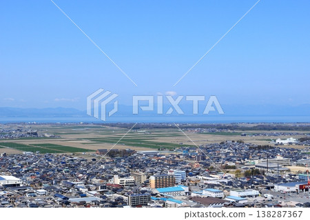 Residential areas in Notogawa, Higashiomi City, and farmland stretching along the Lake Biwa side. 138287367