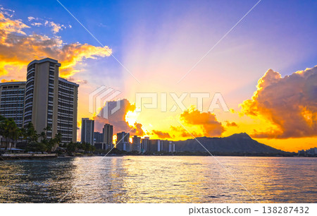 夏威夷：日出時的鑽石頭山和威基基海灘 138287432