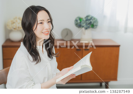 看書的女人 看書的女人 138287549