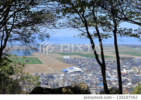 東近江市的一個風景優美的景點,可以俯瞰能登川和農田。 東近江市的一個風景優美的景點,可以俯瞰能登川和農田。 138287562