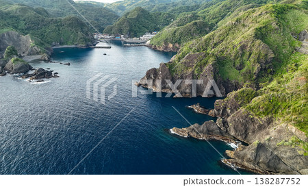 無人機拍攝的港口小鎮中木港的畫面，這裡是前往伊豆半島南伊豆町中木市的渡輪出發和到達的地點。伊豆半島靜岡縣南伊豆町中木市，伊豆半島 - 2025 138287752