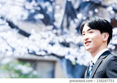 櫻花和一位穿著西裝的男士 櫻花和一位穿著西裝的男士 138287753
