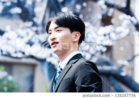 櫻花和一位穿著西裝的男士 138287756