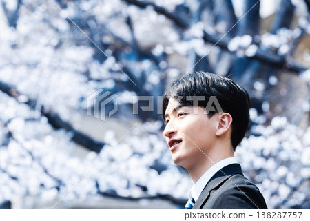 櫻花和一位穿著西裝的男士 138287757