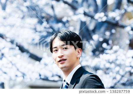 櫻花和一位穿著西裝的男士 櫻花和一位穿著西裝的男士 138287759