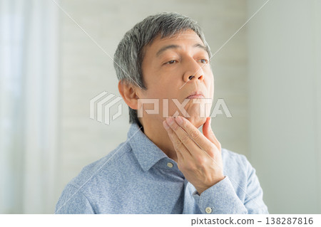 關心皮膚的中年男人 關心皮膚的中年男人 138287816