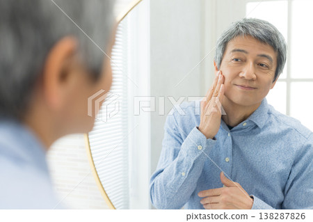 關心皮膚的中年男人 關心皮膚的中年男人 138287826